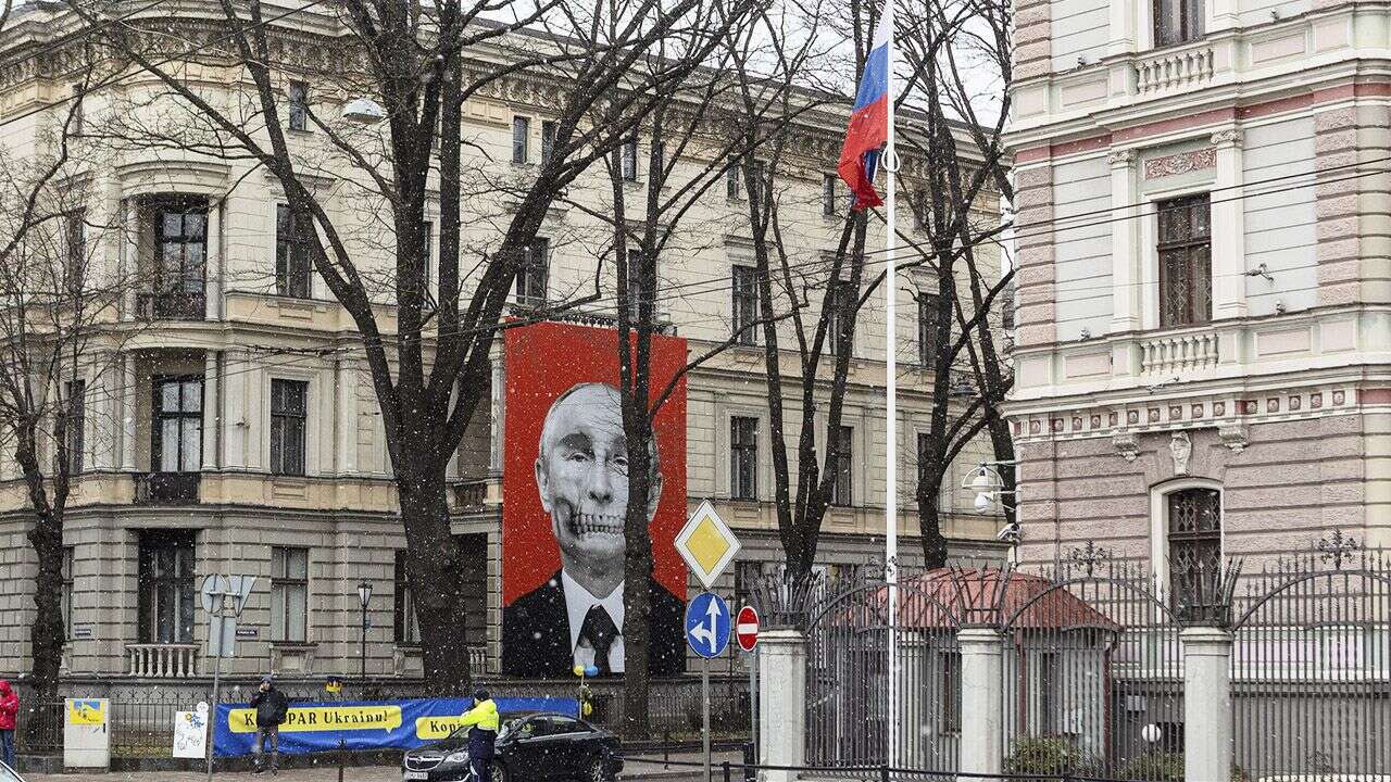 Zdany egzamin albo wyjazd z kraju. Problemy Rosjan na Łotwie