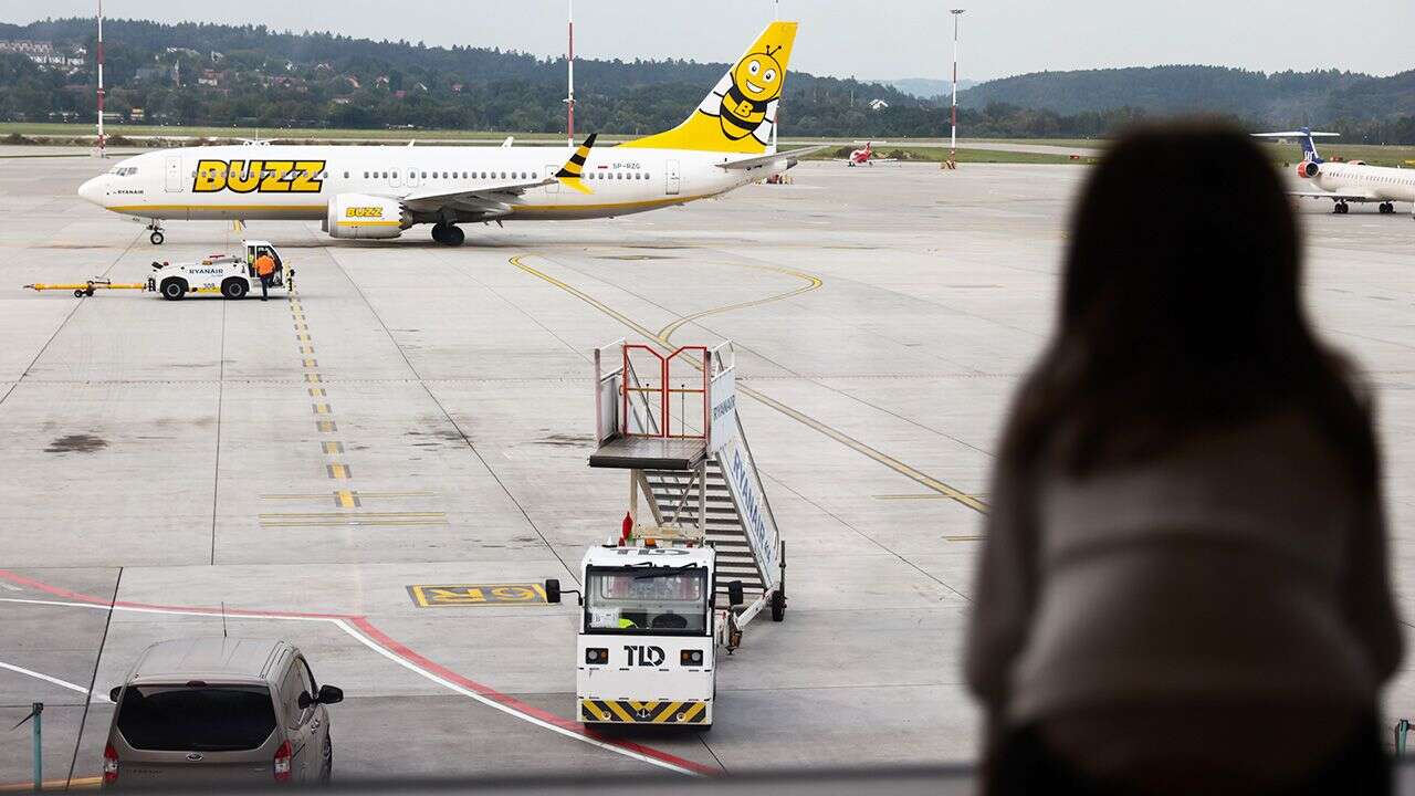 Kajdanki zamiast wieży Eiffla. Awantura podczas lotu do Paryża