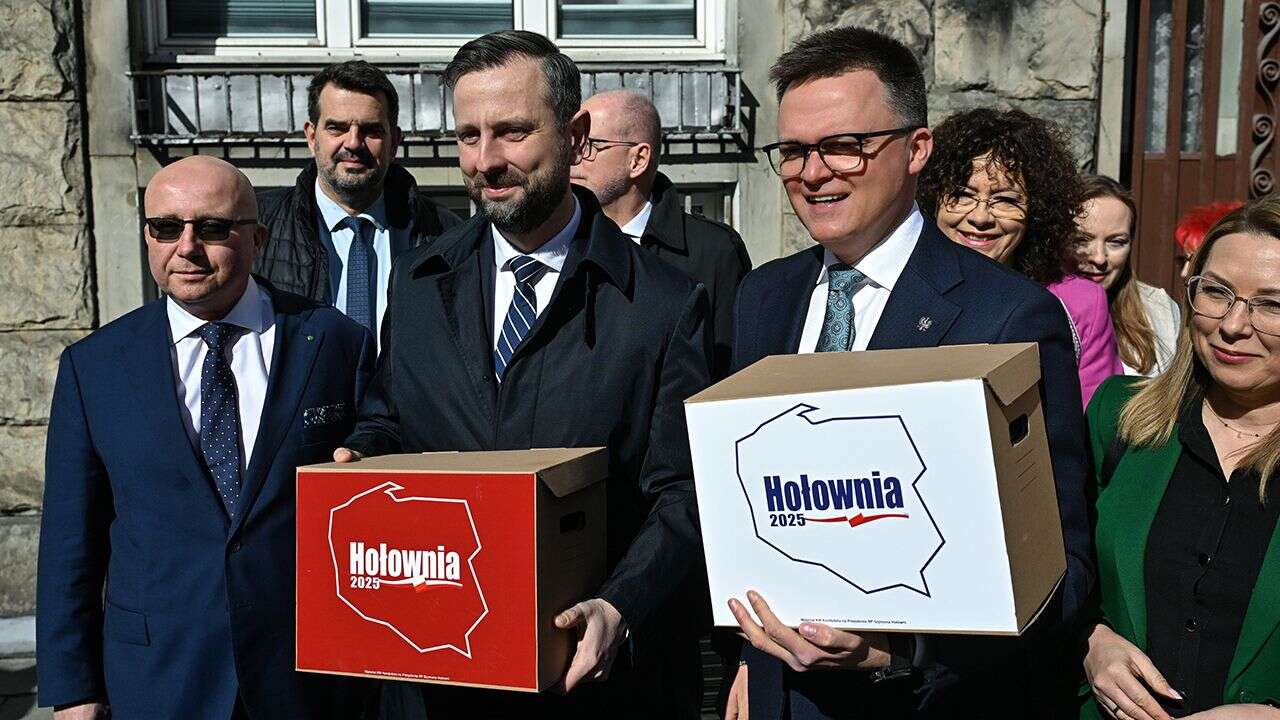 Hołownia zebrał podpisy. „Prezydent ma pracować, a nie pałacować”