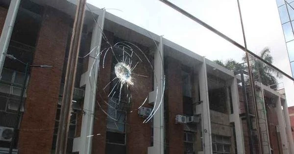 Homem quebra vidros na fachada da Prefeitura de Coronel Fabriciano