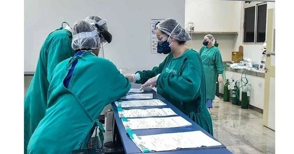 Mortes e ocupaes de leitos para COVID comeam a cair em Uberaba