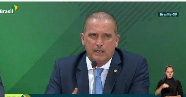 Onyx elogia o presidente: 'Bolsonaro diferente, bota o joelho no cho'
