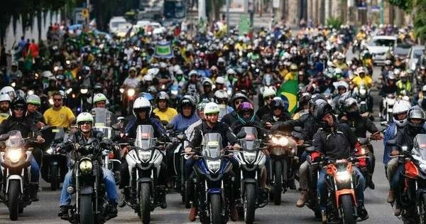Apoiadores de Bolsonaro sorteiam moto para quem for em manifestao em SP
