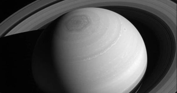 Telescópio James Webb acha alto volume de vapor de água em lua de Saturno