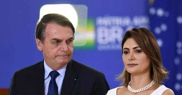 Bolsonaro condecora Michelle Bolsonaro com Ordem do Mrito da Defesa