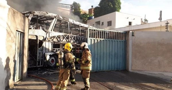 Incndio de grandes propores atinge garagem de nibus em BH