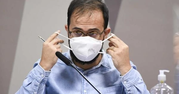 Luis Ricardo exibe mensagens que recebeu de superiores sobre Covaxin