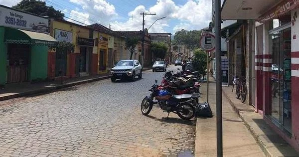Pai tem desiluso amorosa e tenta se jogar de prdio com os filhos