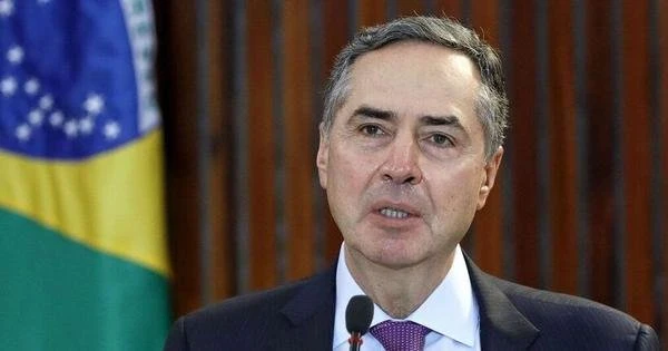 Barroso: Bolsonaro tem 'dever cvico' de mostrar prova de fraude na eleio