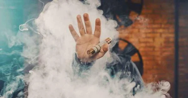 Vício em cigarro alerta também para o uso de vapes
