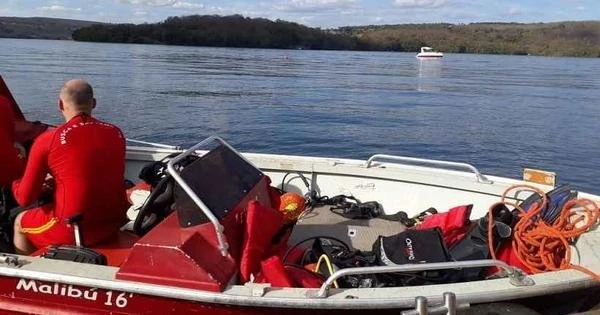Bombeiros procuram jovem que caiu de barco em represa de Minas no sbado