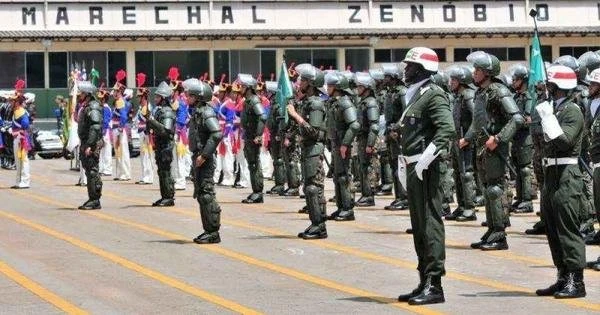 Bolsonaro edita decreto permitindo militar da ativa no governo