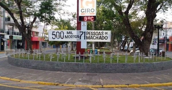 Homem flagrado pisando em cruzes de vtimas da COVID-19 no Sul de Minas