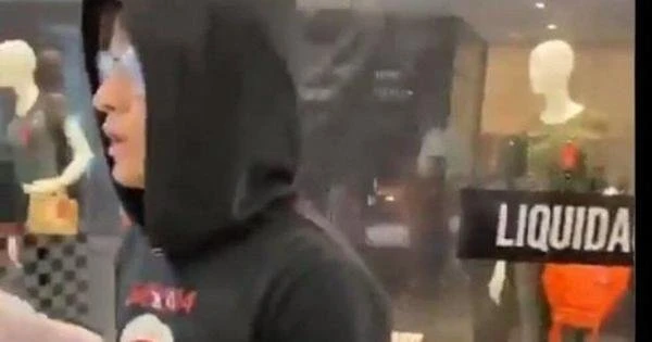 Rapaz flagrado em shopping usando sustica: ''Eu t na minha liberdade''