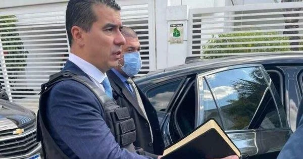 Luis Miranda chega para depor com colete prova de balas e Bblia na mo