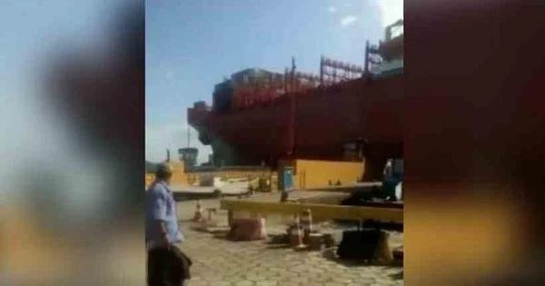 Navio desgovernado colide em estao de balsas no Porto de Santos