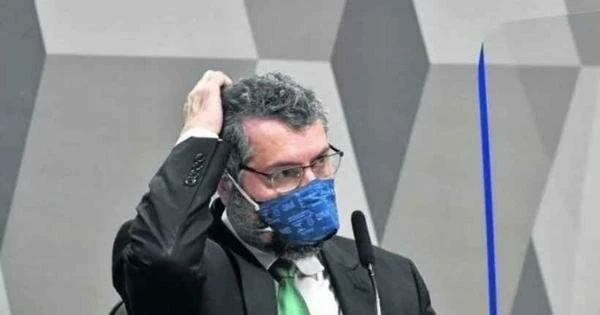 Ernesto Arajo obtm licena-prmio e receber salrio por 3 meses