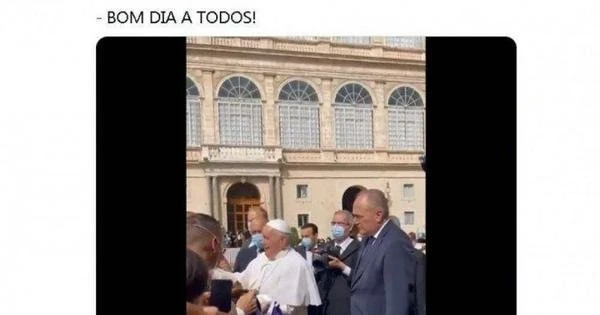 Bolsonaro posta vdeo do papa Francisco cumprimentando fiis sem mscara