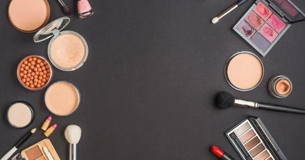 Maquiagem vencida faz mal? Especialista comenta