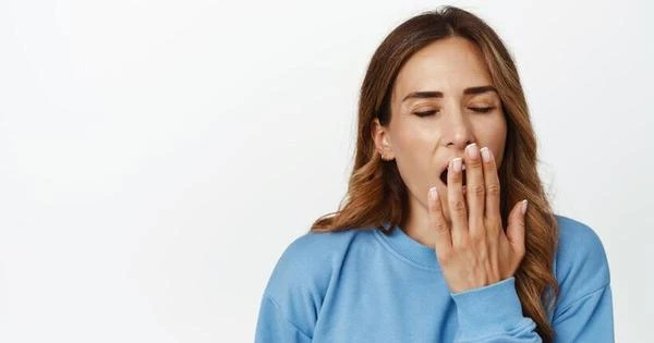 Bafo da manhã: conheça os motivos relacionados ao mau hálito matinal