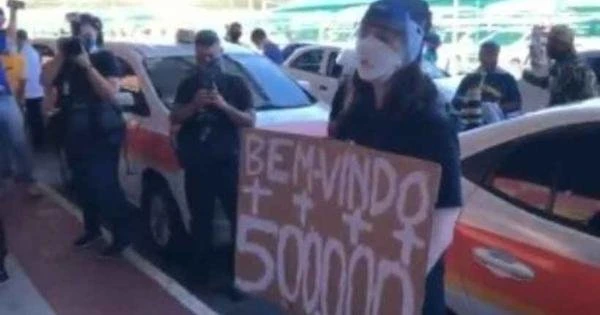 Vdeo: jovem xingada por bolsonaristas por mostrar cartaz com mortos