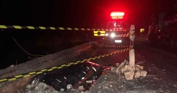 Bitrem com etanol atropela homem e cai da ponte do Rio Araguari, na BR-365
