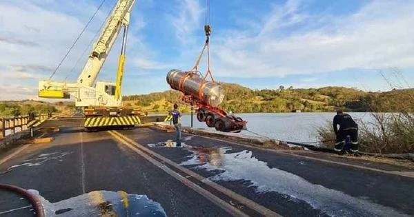 Trnsito na BR-365 liberado com retirada de bitrem que caiu em rio