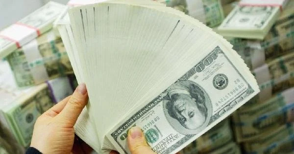 Por que dlar caiu agora abaixo de R$ 5 no Brasil?