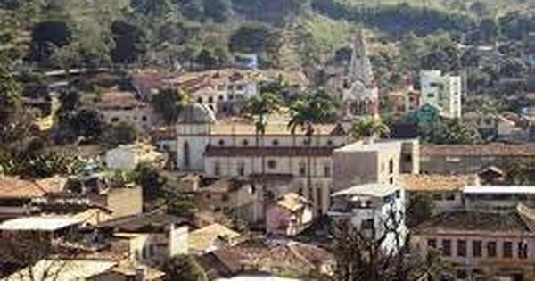 Mulher esfaqueia homem para se defender e sua me, que era agredida