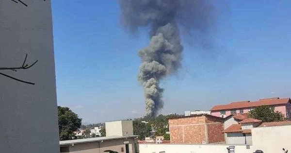 Incndio atinge galpo de transportadora em Contagem