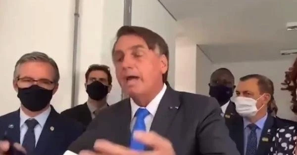 Bolsonaro tira mscara durante entrevista e manda reprter calar a boca