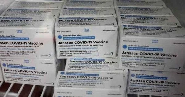Novo lote com 300 mil doses da vacina da Janssen desembarca no Brasil