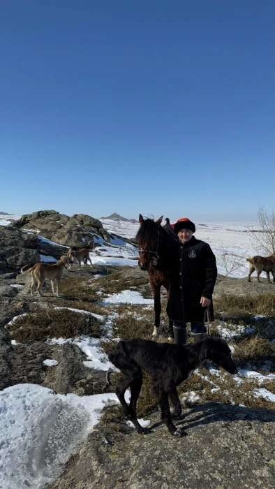 Смешались кони и люди: зачем в ВКО рабочие с заводов разводят лошадей