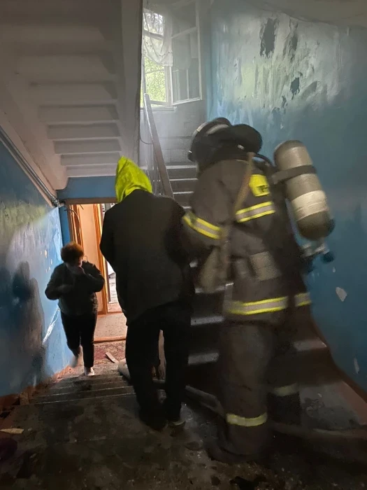 При пожаре в ВКО эвакуировали 30 человек и спасли 2