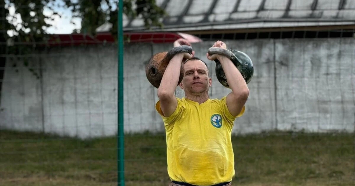 «Я не міг підійти до гир. Все згоріло». Спортсмен із Донеччини відновлює знищені війною нагороди Дім Євгена згорів на четвертий день великої війни