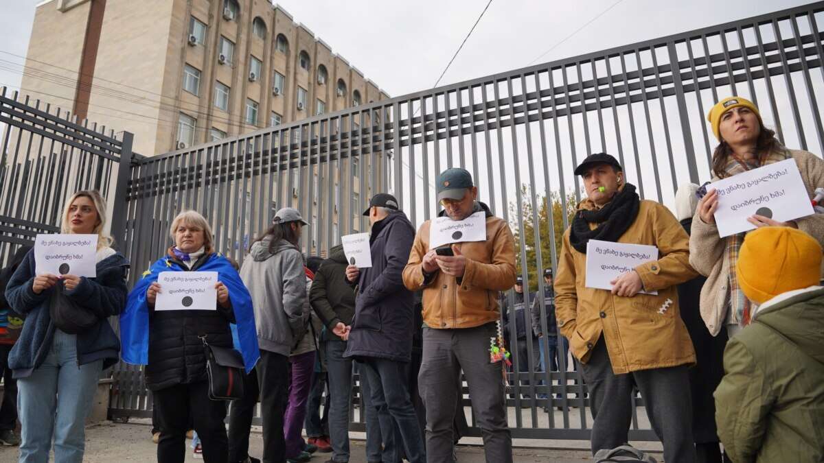 У Тбілісі поліція затримала трьох учасників акції протесту біля будівлі ЦВК – медіа