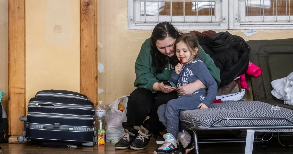 «Люди можуть опинитися на вулиці». Польща змінює правила проживання для українських біженців у прихистках Із першого листопада у країні змінюються правила проживання у прихистках для українських біженців. Речник польського уряду заявив: настав час згортати цей вид допомоги