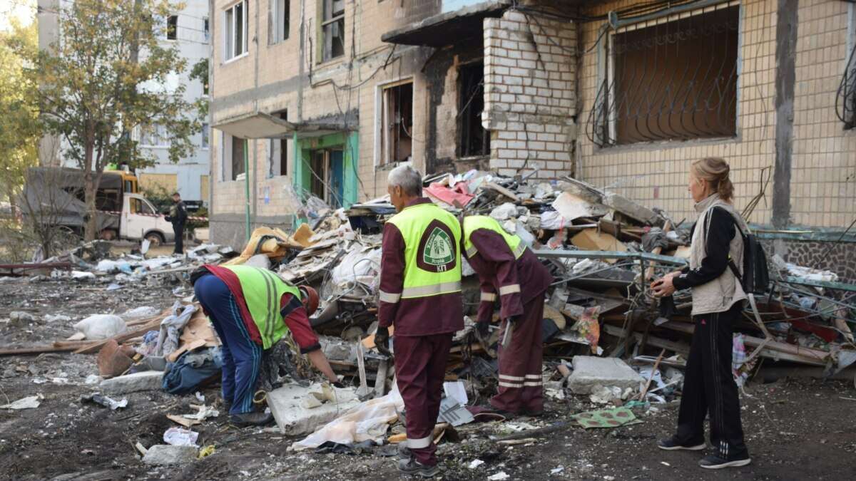 Війська РФ вдарили по багатоповерхівці в Харкові, щонайменше одна людина загинула – мер