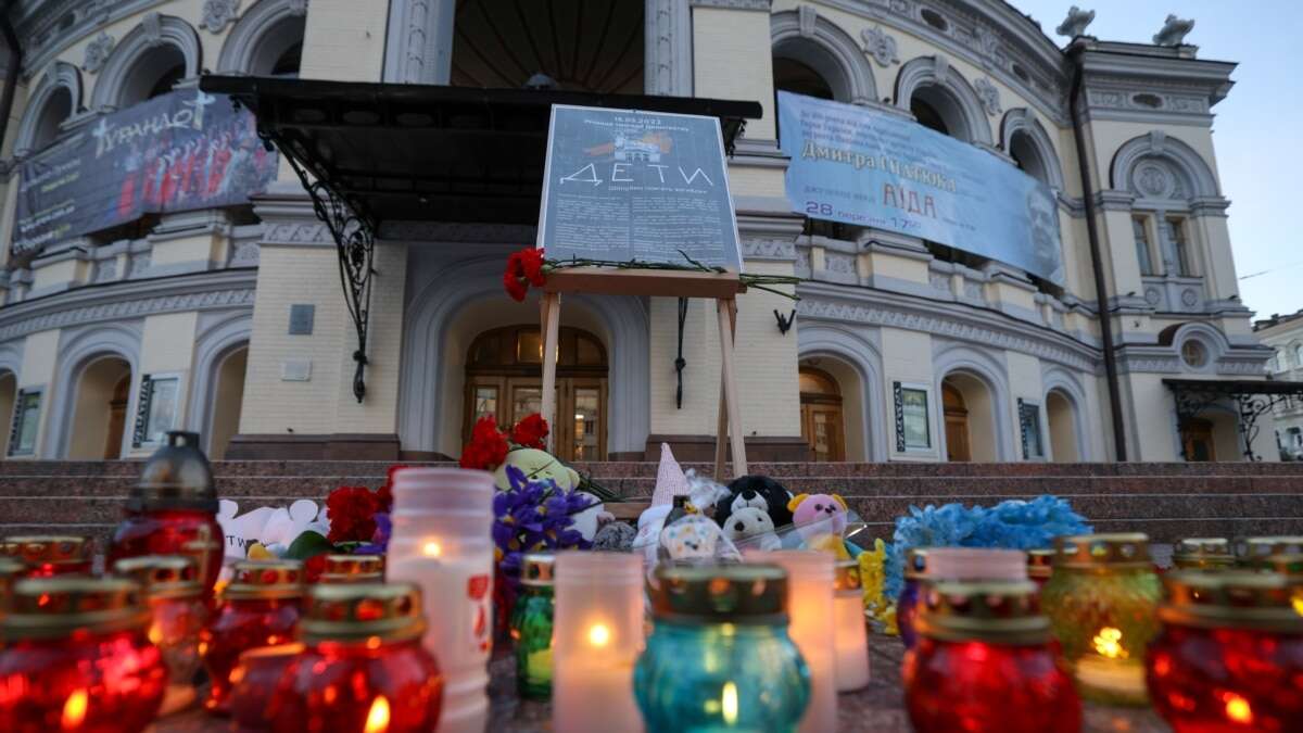 3 роки пам'яті: у Києві вшанували загиблих від удару РФ по драмтеатру в Маріуполі