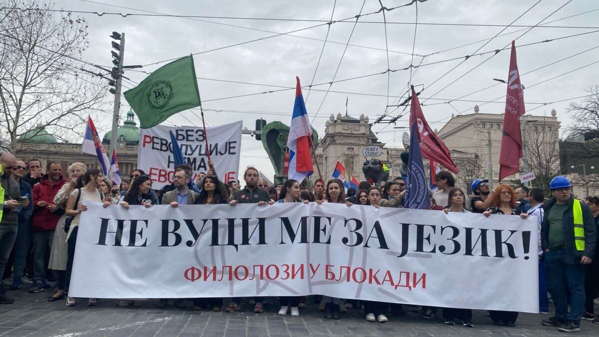 У столиці Сербії на протест зібралися десятки тисяч демонстрантів