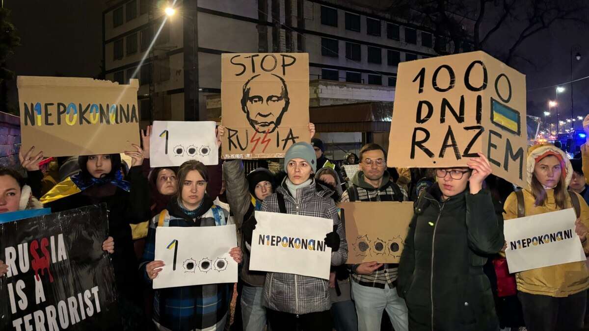 «Тисяча днів пекла на землі». Під посольством Росії у Варшаві пройшла акція проти російської агресії