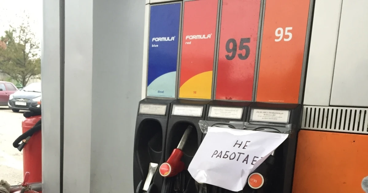 Паливна криза в Криму: «20 літрів у бак» та обіцянки влади РФ У Криму, як і раніше, бракує бензину, але його можна купити «з-під поли»