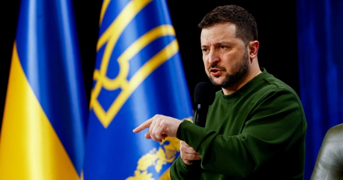 «Вдягну костюм, коли закінчиться війна». Стиль та образ президента Зеленського – до та під час масштабної війни з РФ На зустріч із президентом США у лютому Зеленський приїхав у світшоті. Трамп не залишив це без коментарів