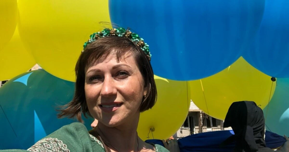 «Кольори, за якими впізнають Україну»: волонтерка з Донеччини шиє прапори для фронту і ставить рекорди «Коли ти патріот на Донеччині, Луганщині, ти за прапор міг потрапити «на підвал». Було й таке, що людей катували»