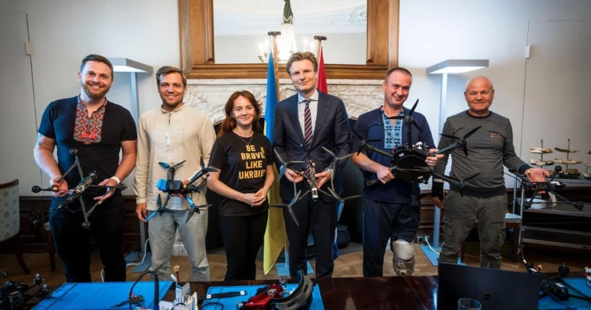 «Ми не сидимо». Як українка, яка пережила окупацію Бучі, збирала дрони з міністром Нідерландів Понад тисячу дронів для військових. Організація українки вже провела воркшопи у понад 10 країнах Європи