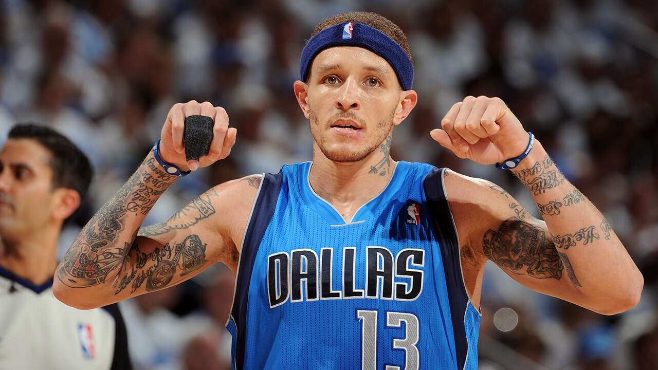 Troubled former NBA player Delonte West spotted stumbling through parking lot after latest arrest