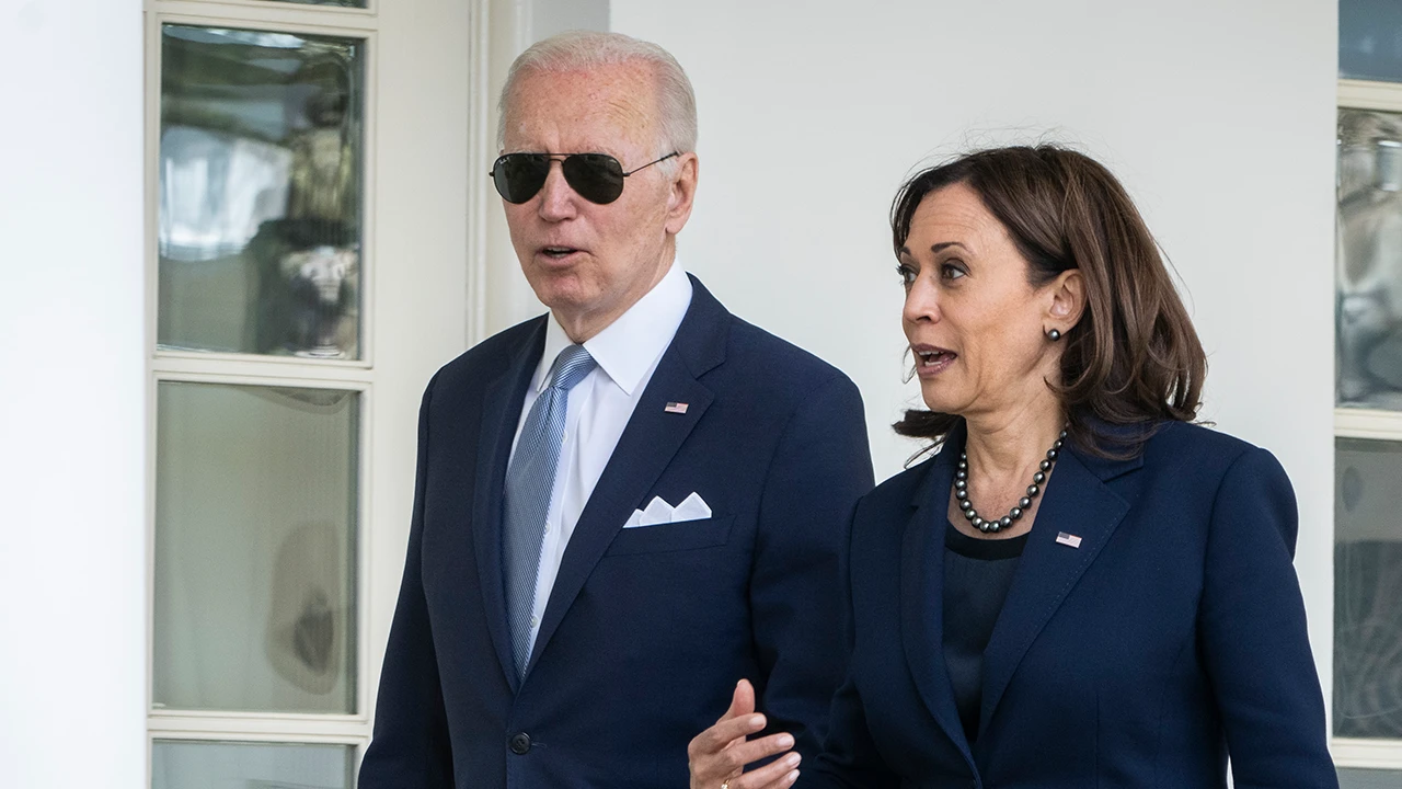 Harris literally threw 'JOE BIDEN WON' talking points on table after disastrous debate: 'Are you kidding me?'