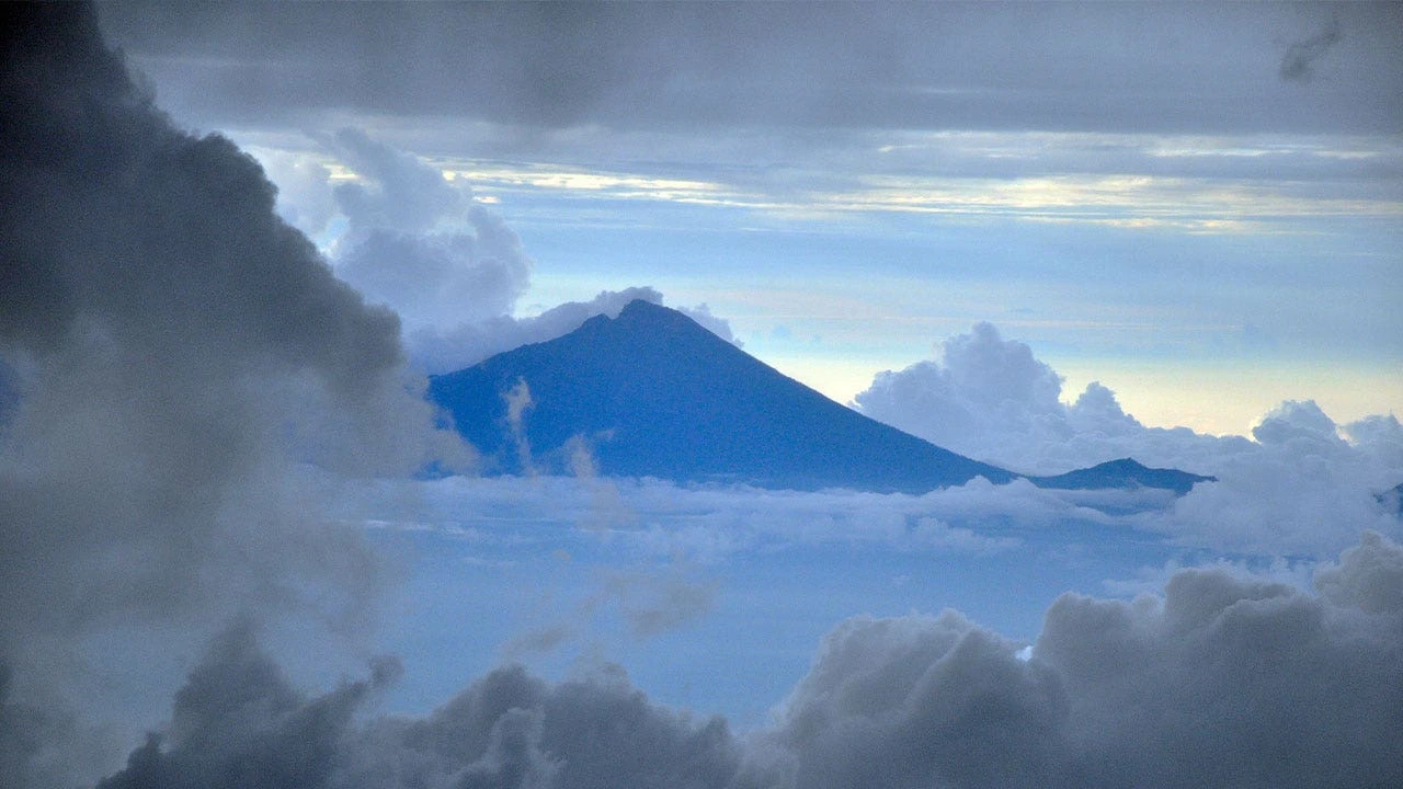 7.1 magnitude earthquake strikes Indonesia’s Bali and Java islands, causing panic across the country