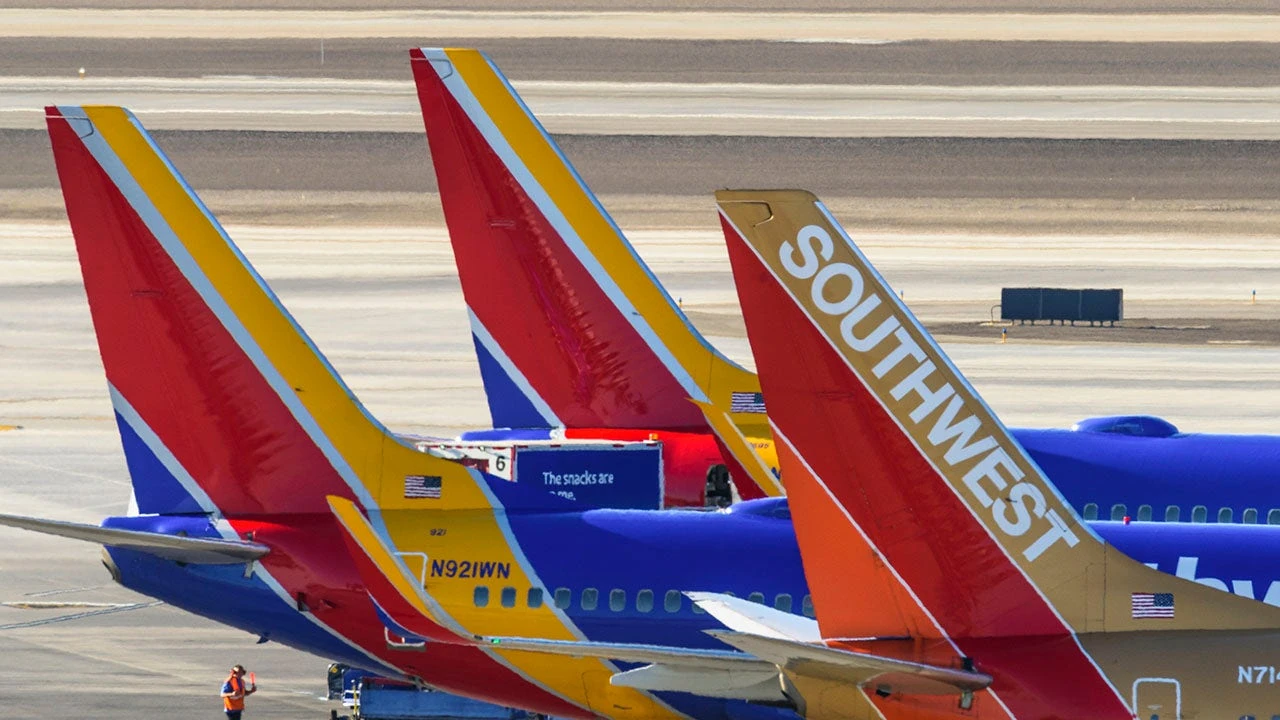 Sit in filth? Major airline reportedly considers deluxe cleaning for premium seats only