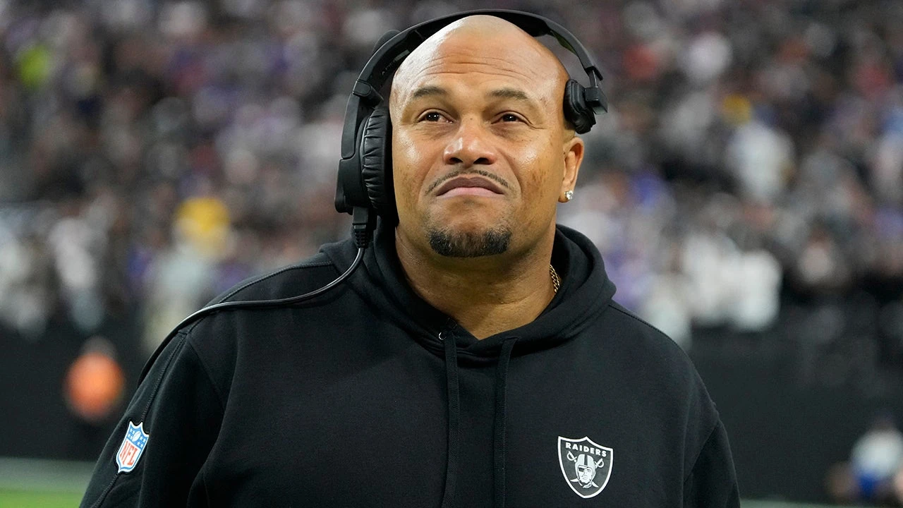 Raiders' Antonio Pierce explains 'Jordan Rules' he'll use against Patrick Mahomes next season